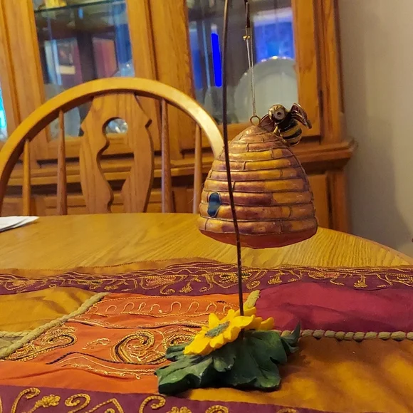 Bee hive with flowery holder - Picture 6 of 9